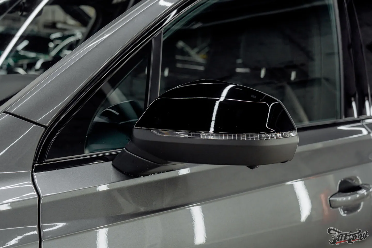 Отремонтировали бампера на Audi Q7, оклеили переднюю часть кузова полиуретаном, отполировали и покрыли керамикой кузов, провели химчистку салона и установили ремни безопасности с принтом